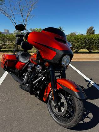 HARLEY-DAVIDSON STREET GLIDE SPECIAL 
